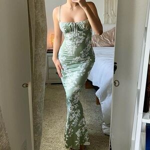 Stunning Sage Green and White floral maxi dress 🌿 Small